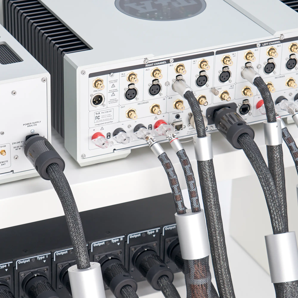 produktbild_in-akustik_referenz-ac-4005-air-schuko-c15_007650210par_2000px_5.webp